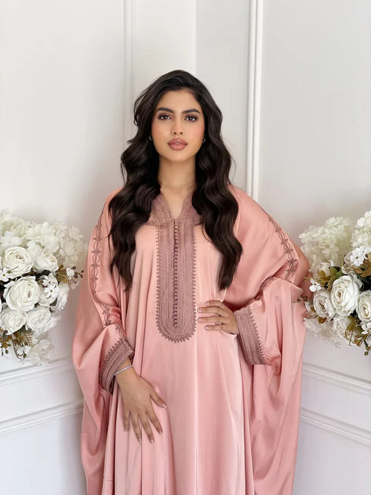 Niya Pink Abaya – Elegante Marokkaanse Jurk voor Thuis & Bijeenkomsten – productweergave 2