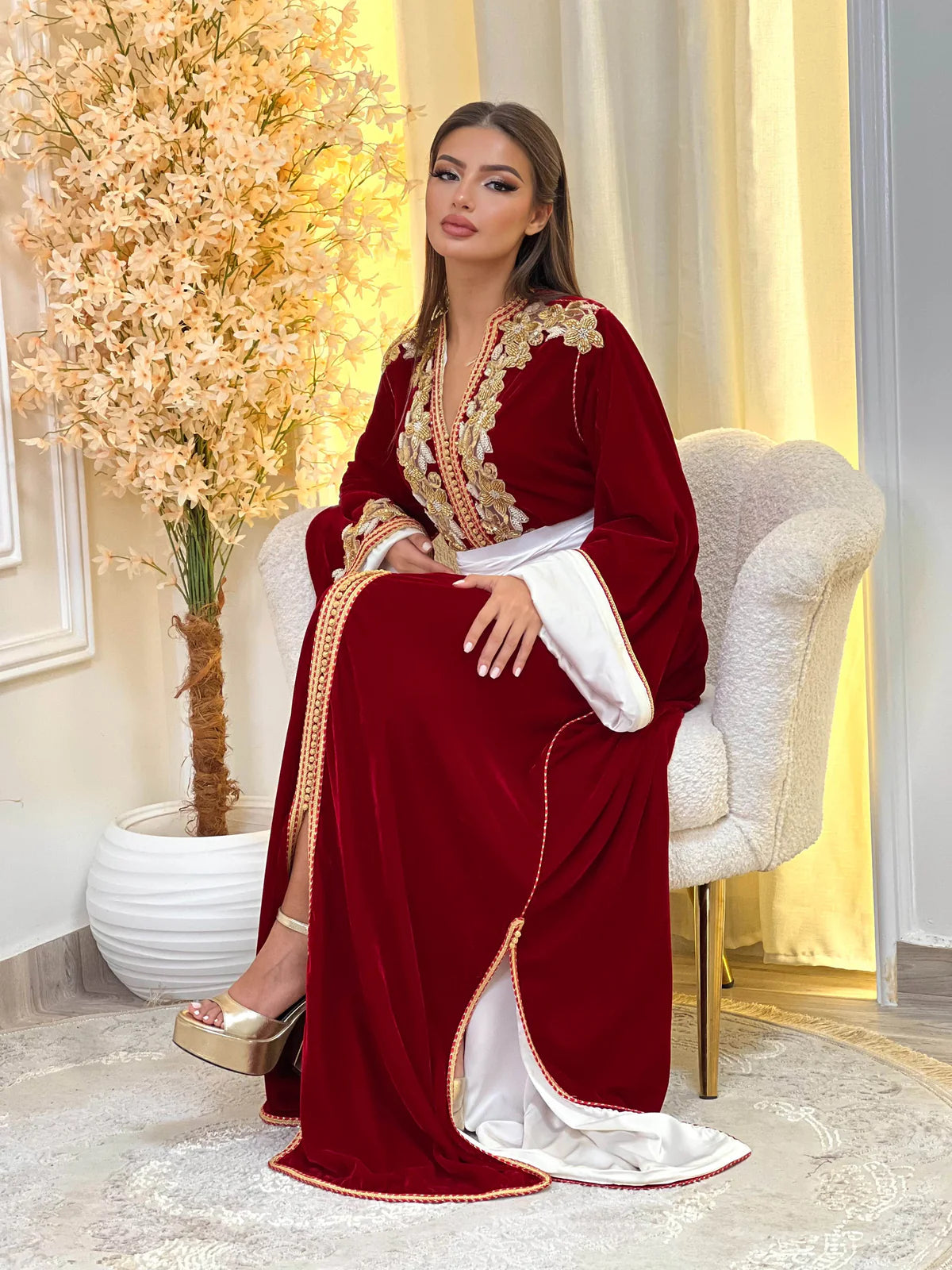 Dania Rode Kaftan – Handgemaakt met Gouden Parel Borduursel – productweergave 3