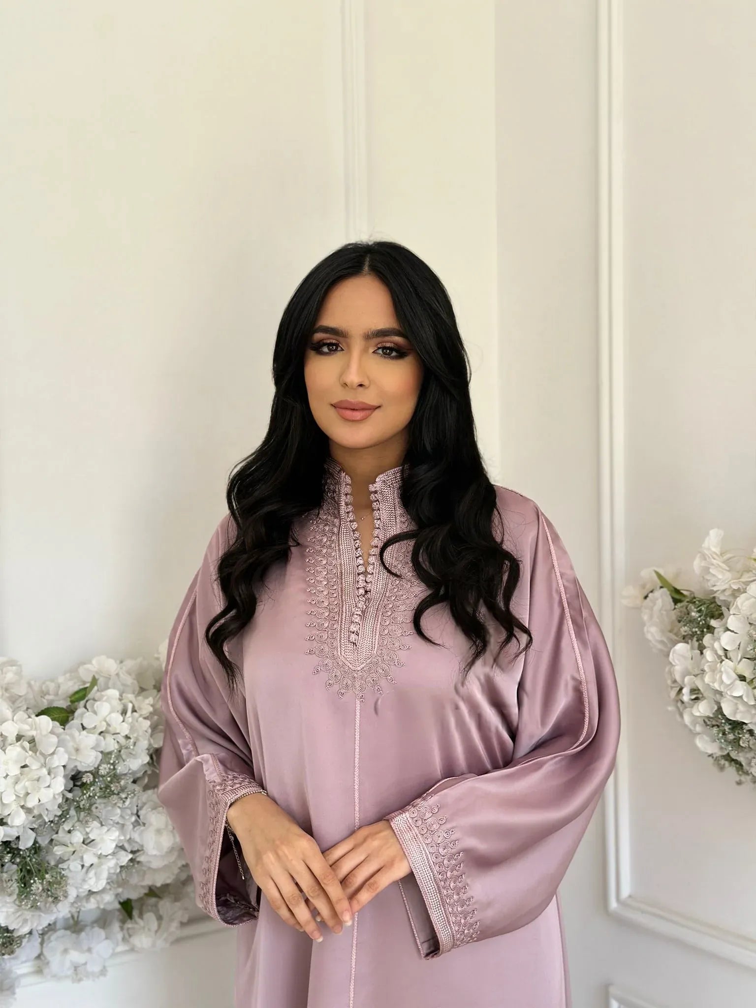 Marina Roze Abaya – Elegante Marokkaanse Robe voor Thuis & Bijeenkomsten