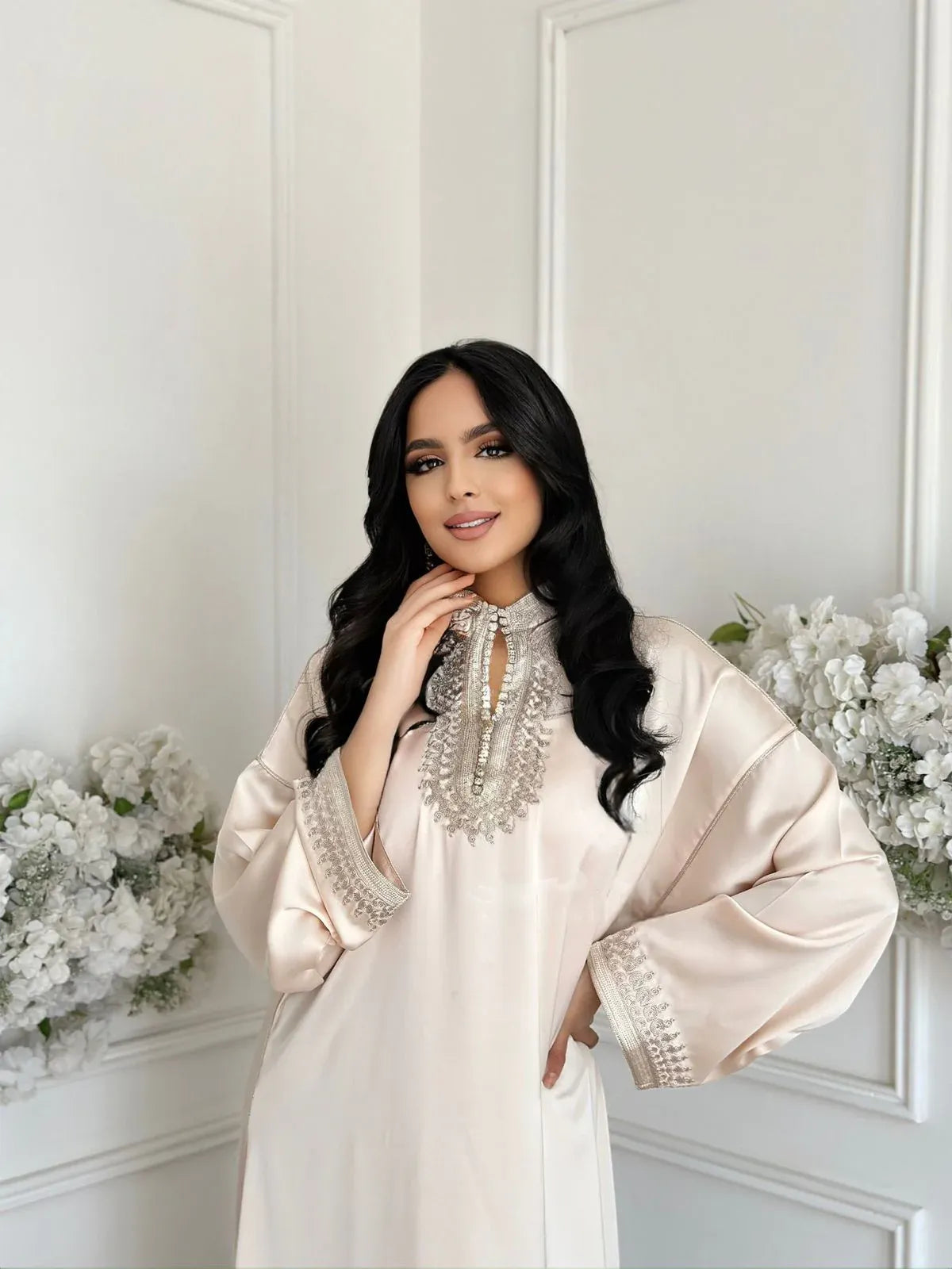 Zohor Beige Abaya – Elegante Marokkaanse Robe voor Thuis & Bijeenkomsten
