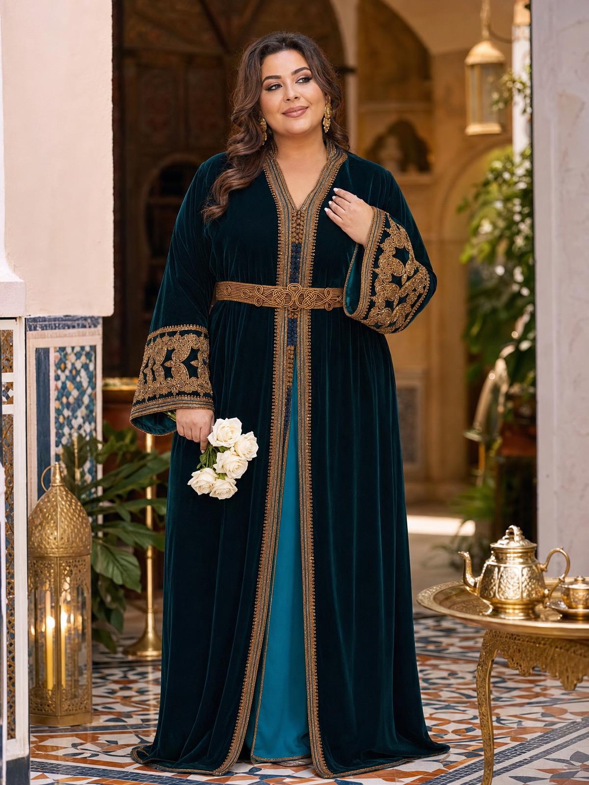 Karima Zwarte Takshita – Tweedelig Marokkaans Ceremonieel Gewaad — plus-size model