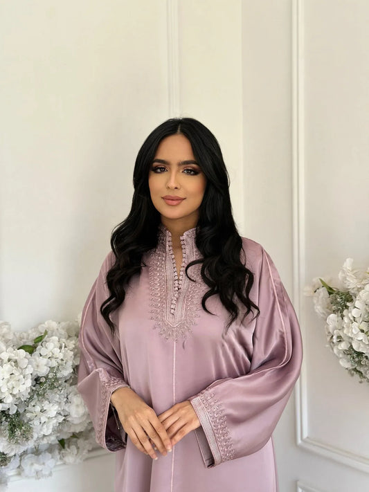 Marina Roze Abaya – Elegante Marokkaanse Robe voor Thuis & Bijeenkomsten