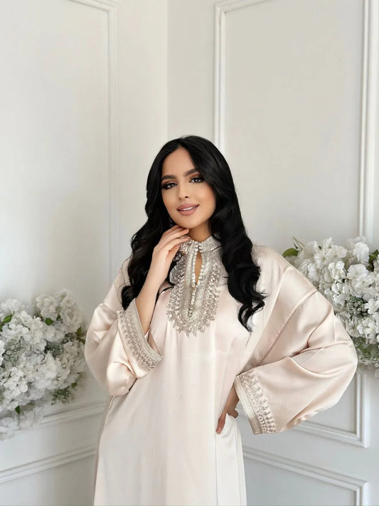 Zohor Beige Abaya – Elegante Marokkaanse Robe voor Thuis & Bijeenkomsten