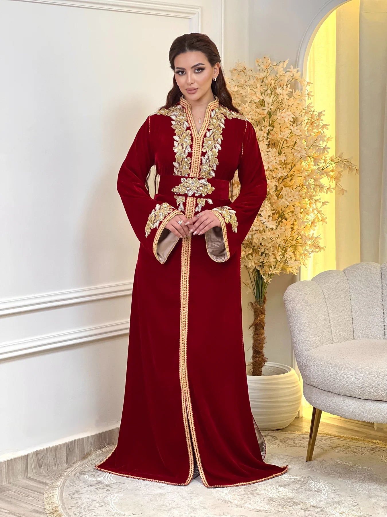 Najia Rode Kaftan – Handgemaakt met Gouden Parel Borduursels – productweergave 3