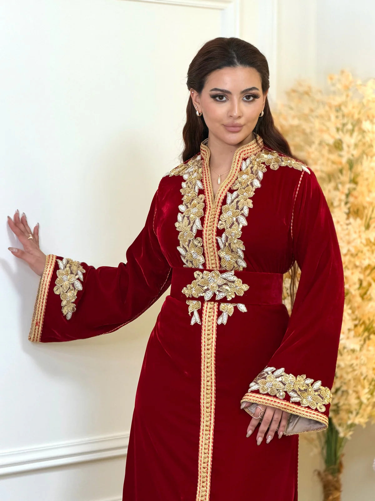 Najia Rode Kaftan – Handgemaakt met Gouden Parel Borduursels – productweergave 5