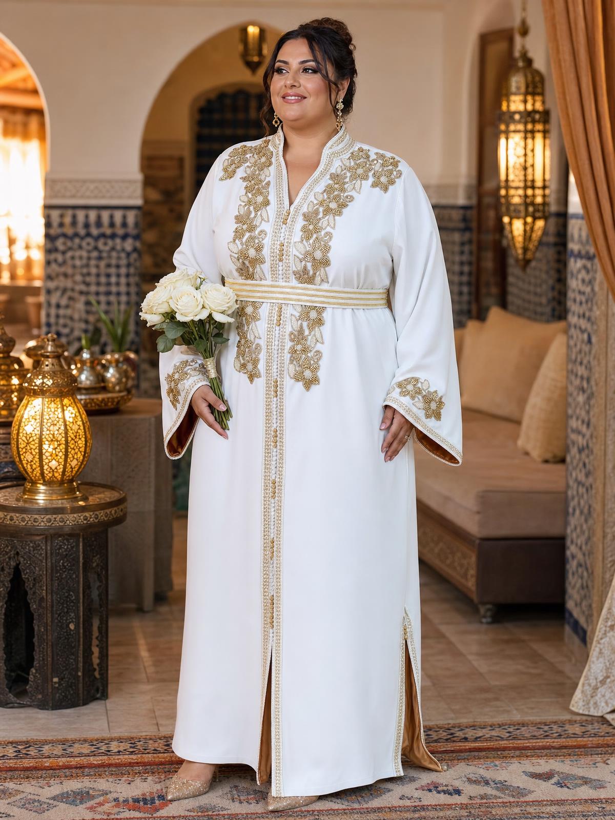 Rihab Witte Kaftan – Handgemaakte Marokkaanse Jurk — plus-size model